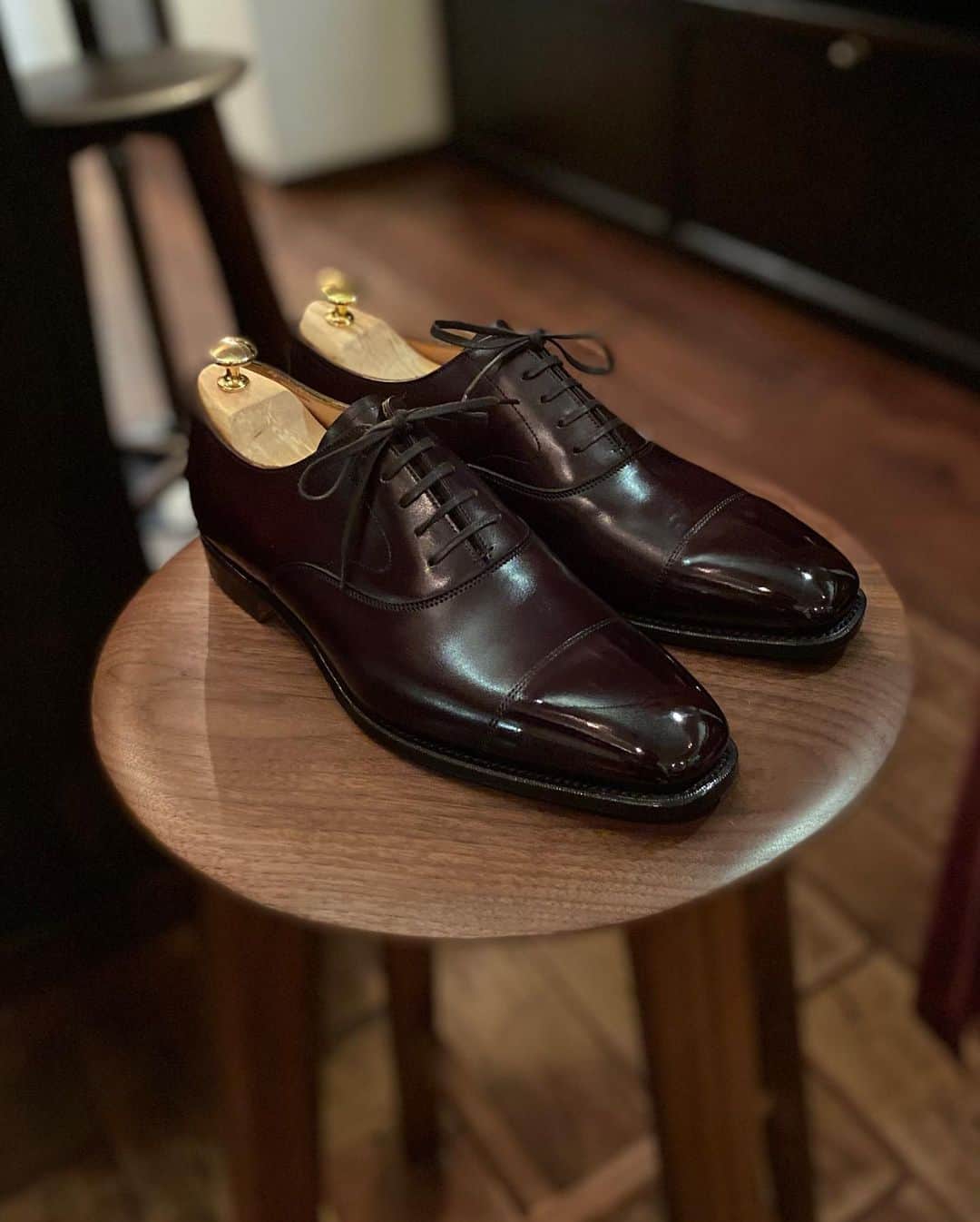 Yuya Hasegawaさんのインスタグラム写真 - (Yuya HasegawaInstagram)「@thearmouryhk  Before & After. 同じ靴とは思えない。1時間で全く違う靴に生まれ変わる。もちろん靴自体のポテンシャルが高いって事でもあるのですが、靴磨きの素晴らしさを実感。。。 #cheaney #england #brifth #magic #shoeshine #靴磨き #魔法 #革靴メイクアップ」9月7日 21時46分 - yuya.hasegawa.brift.h