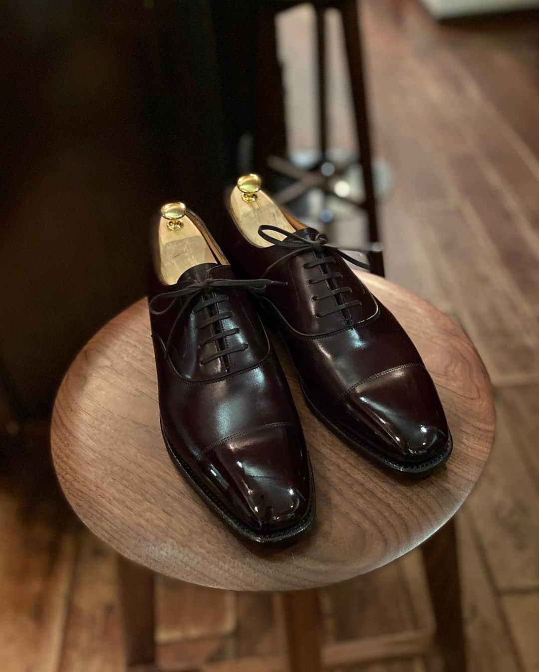 Yuya Hasegawaさんのインスタグラム写真 - (Yuya HasegawaInstagram)「@thearmouryhk  Before & After. 同じ靴とは思えない。1時間で全く違う靴に生まれ変わる。もちろん靴自体のポテンシャルが高いって事でもあるのですが、靴磨きの素晴らしさを実感。。。 #cheaney #england #brifth #magic #shoeshine #靴磨き #魔法 #革靴メイクアップ」9月7日 21時46分 - yuya.hasegawa.brift.h