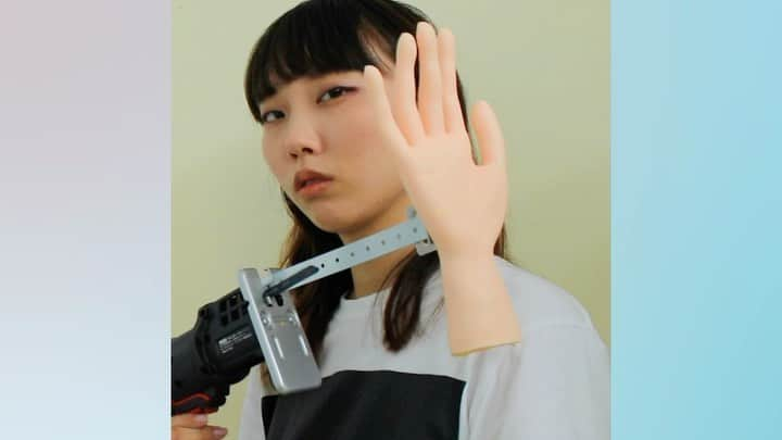 藤原麻里菜のインスタグラム：「If you have a noisy neighbor, you can use this machine.  This is The Fast Protesting Machine. _ #mudazukuri #無駄づくり　#uselessmachine #wastedcreation #無用發明 _ #diy #diyproject」