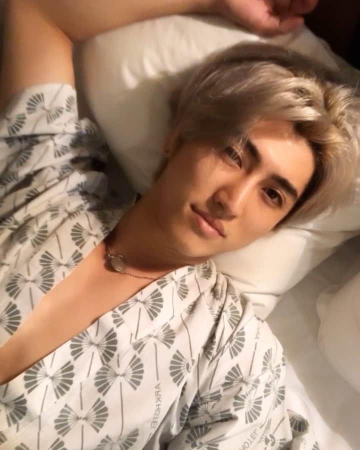 原田デイビッドのインスタグラム：「いきなり温泉行きたくなってきた♨️  Sleep time😴  #onsen #hotsprings #yukata #chillin #layinginbed #layingdown #nofilter #nofilterneeded #noedit #温泉 #いきたい #浴衣 #寝る  #リラックス #リラックスタイム  #九州 #熊本」