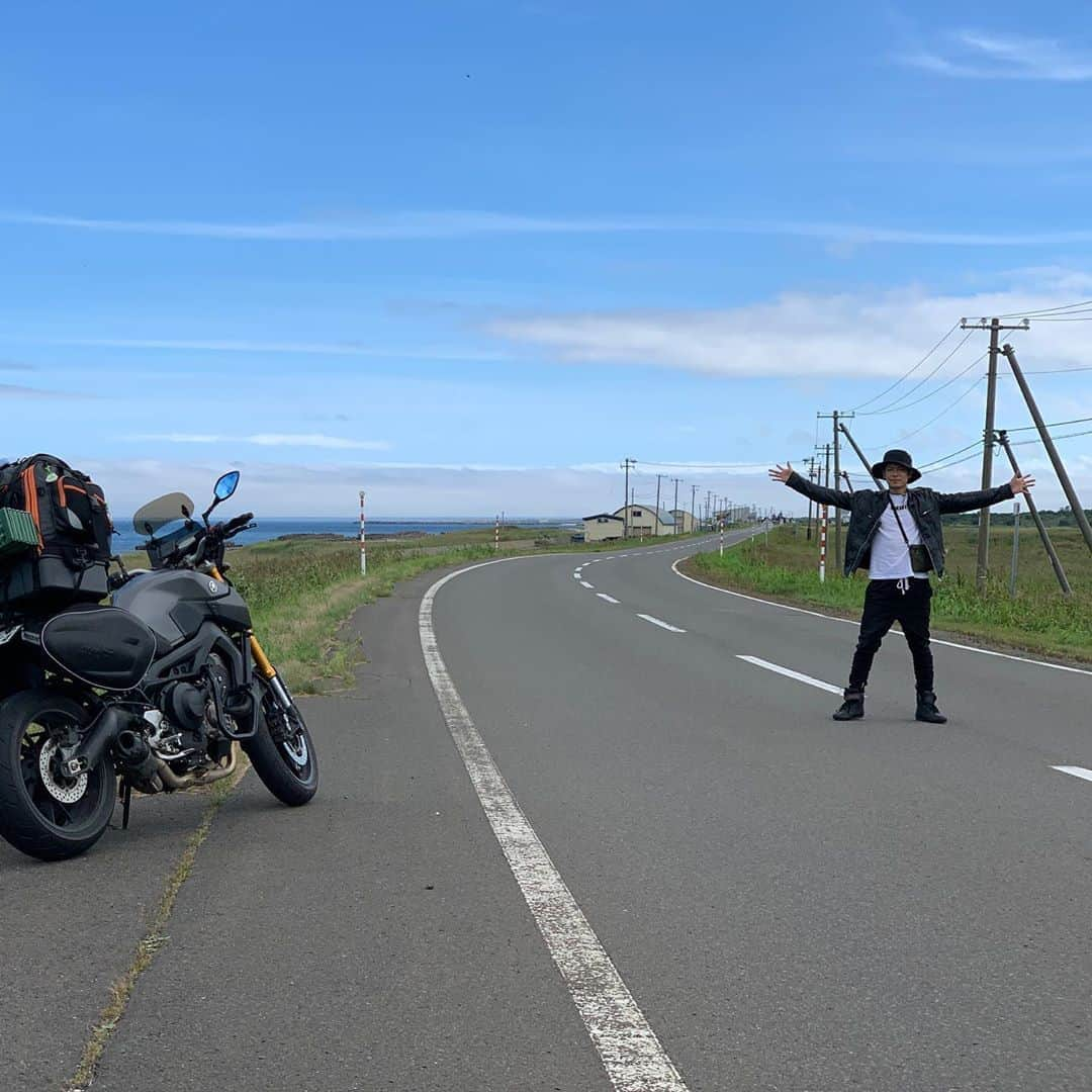 森公平さんのインスタグラム写真 - (森公平Instagram)「‪北海道４日目‬  ‪知床横断歩道を通って根室あたりを通ってルパンの町浜中町の霧多布キャンプ場で一泊。霧が晴れたら朝日☀️‬  ‪きりたっぷりすぎ。熊との遭遇は無かった！熊の湯温泉は熱すぎて足先だけしか無理やった。  鹿はめちゃくちゃいる！‬ ‪エゾシカのたたき美味かった！めちゃくちゃいる鹿なのかな？‬  今日の晩飯はレトルトとピーマン炒め。  #北海道 #北海道キャンプ #北海道ツーリング #知床横断歩道 #熊の湯 #エゾシカ #キャンプツーリング #ツーリングキャンプ #mt09 #yamaha」9月7日 21時58分 - mori_koheidesu