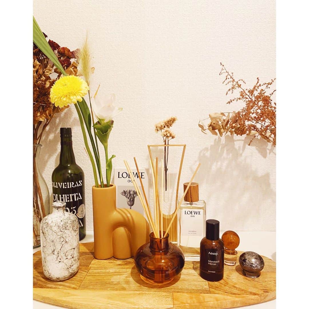 ほたるさんのインスタグラム写真 - (ほたるInstagram)「・ ・ お花があると部屋が一気に温かくなる💐 良い花瓶ないかな〜と探してて見つけた @royaldesign.jp のフラワーベースとディフューザー🌼 ユニークなデザインが沢山あってサイトを見るのも楽しいゾ👀♡ インテリアの妄想が広がる広がる。。🙄💭 スウェーデンの家具サイトなので、 日本にはないものがあるし日本語サイトもしっかりしてるから安心して買えました🙏✨ 本当に可愛いから是非〜！安くもなってたよー🌸 ・ ・ #Royaldesign #ロイヤルデザイン #HormannNotesスティックディフューザー #AbkdRopeVasSOchre #PR」9月7日 21時50分 - hotarutaru21