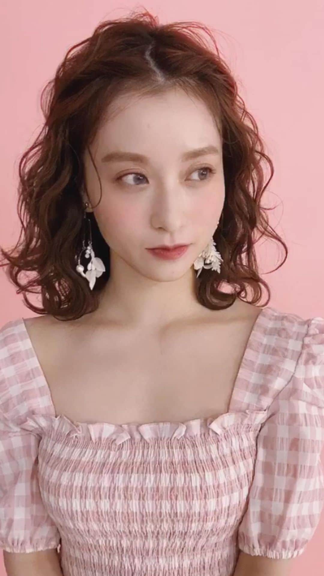 Gendaiのインスタグラム：「この前の撮影オフショット📸 れんちゃん3日間ありがとう〜😊 @_reeen_ . . . . . #ヘアスタイル#ヘアアレンジ#ヘアアレンジ動画#ヘアセット#簡単アレンジ#簡単ヘアアレンジ#髪型#美容師#ヘアアレンジ解説#ヘアアレンジやり方#アレンジ動画#ヘアアレンジ簡単」
