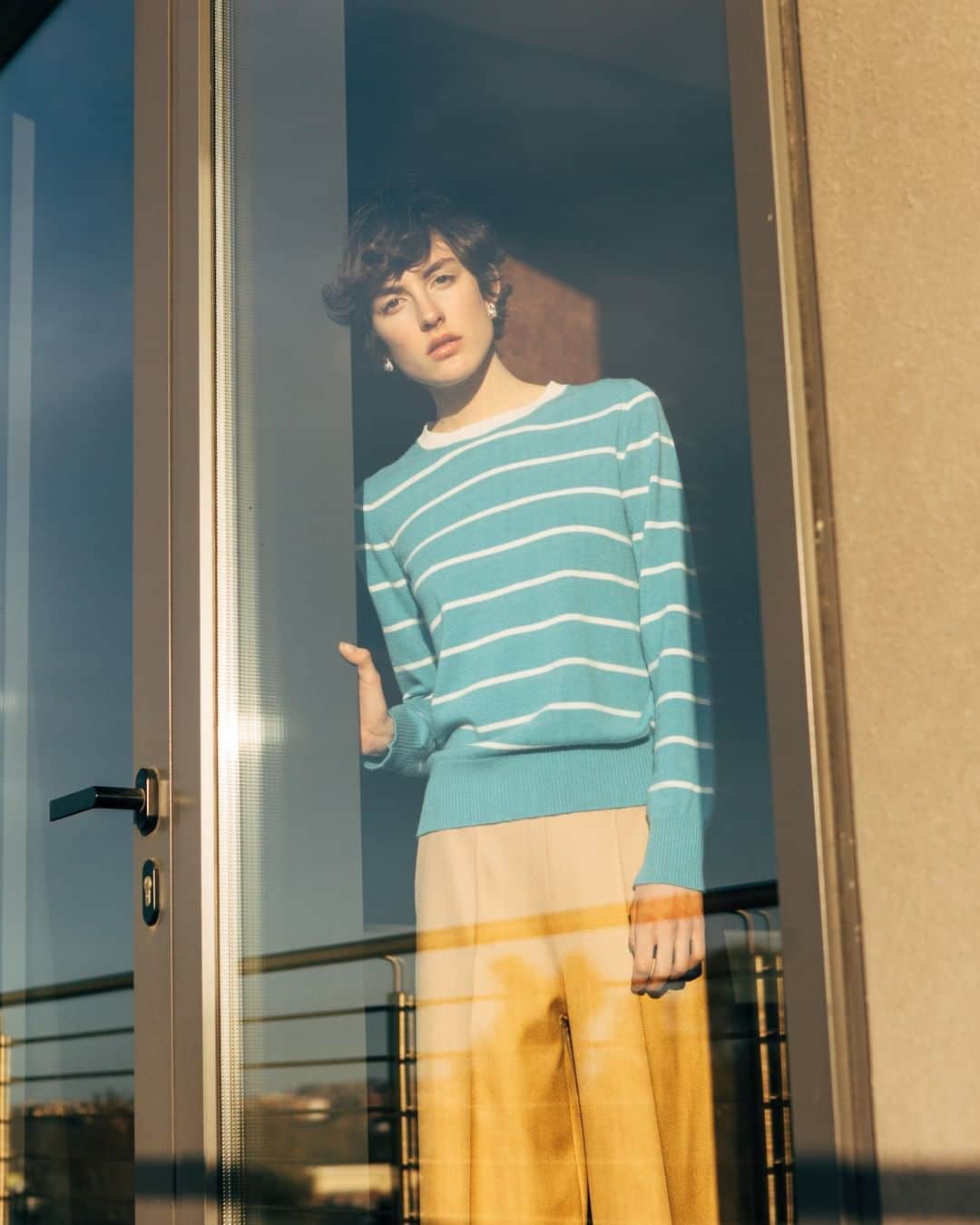 ミラショーンのインスタグラム：「Leaning. A variation with sweater ⠀⠀⠀⠀ ⠀⠀⠀⠀⠀⠀ ⠀ ⠀ ⠀ ⠀⠀⠀⠀⠀⠀ #milaschon #portraitphotographers #modelportrait #portraits_hub #fashionphotographyappreciation #fashionphotographyoftheday #fashionportrait」