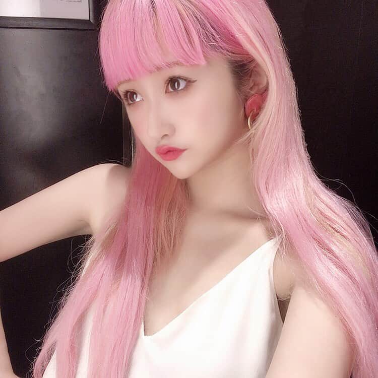 胡桃兎愛のインスタグラム：「最近少し薄めのアイシャドウ×ギャンギャン睫毛の組み合わせにハマっている🎀 そして前髪がかなり伸びてきたゾ。 Aiceちゃん @__february4__  から頂いたピアスお気に入り❤︎」