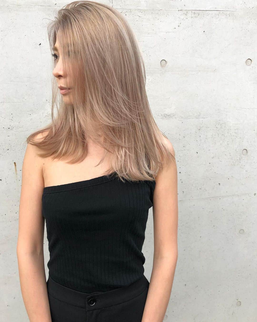 神能裕貴のインスタグラム：「. "ラフで色気のあるヘアー" . . 【エフォートレスカット】 ◉ラフに決まるセットも簡単なカット. ◉飾らず、抜け間のある雰囲気に！ ◉軽やかで美しい女性. . . 【ハイブロンド】 ◉根元から思いっきりブロンドでクールな印象へ. ◉顔が明るく見え、肌が綺麗に見える！ ◉自信と魅力のある女性.  以上の効果が期待できます💫  #effortlesscut#balayage#highlight#shadowroot#ombre #オンブレ#オンブレカラー#ハイライト#バレイライト#バレイヤージュ#海外ヘアー#リアル海外ヘアー#ラフカット#エフォートレスカット#ラフで適当がカッコいい#ラフで色気のあるヘアー#SHIMA」