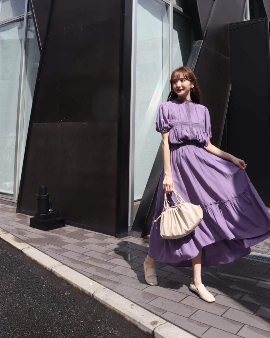平木愛美のインスタグラム：「onepiece / @drwcys_official  bag / @beams_official  shoes / @milaowen_official   なんだか今年の夏は、楽なさらっとワンピをよく着たな〜🤍 この日のコーデはワンピに見えて、実はセットアップ。 パープルカラーが可愛いのです💕💜  でもそろそろ私服の気分も、秋服にもなってきていて、秋冬はどんな服を着ようかなって、わくわく。  ただこの頃は"サスティナブル"も考えるから、お洋服ひとつ、バッグひとつも、例えば自分は着なくなったものを捨てるじゃなく、その"物"のありかたとも向き合いたいなぁと思っております。  フリマを開いて、必要としてくださる方々に繋いでいく💫 のも好きなのですが…いまはこのご時世でなかなか開催できずも続いていたりして、、、  わたしは今回は、 @2ndstreet_official さんで初めて自分のバッグをまずは"査定"だけしてもらってみました！👜  今は"買取金額 20%UP"のキャンペーン中で、査定してもらった金額よりさらに＋αとなるみたいで、 大切なアイテムをそうして買い取ってくださる場所ってありがたいなぁと感じました。 店内で販売されてるお洋服やバッグ、靴なども素敵なものがたくさんだった！！！  #セカストする #セカンドストリート #サスティナブル #2ndstreet #PR」