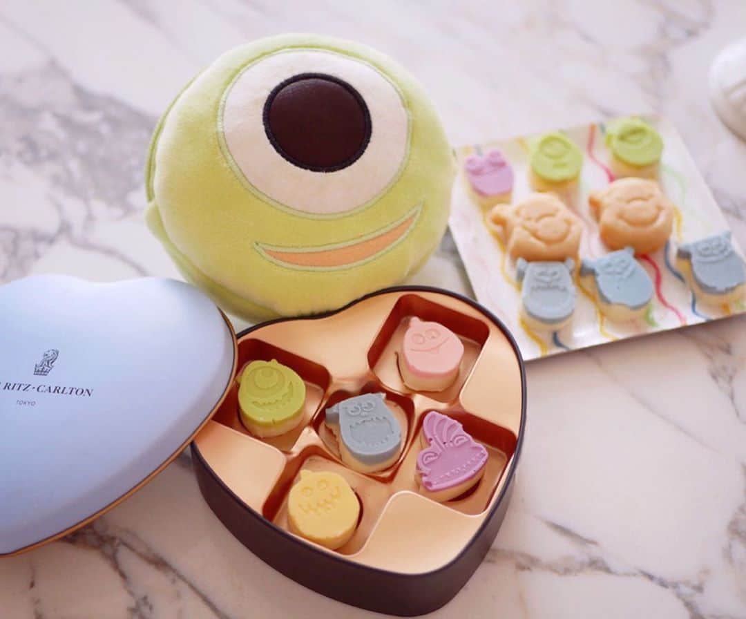 倉岡生夏のインスタグラム：「雨の日のお茶タイム⭐️ ・ ・ モンスターズインクのカラフルチョコレートつくりました🍫 ・ エプロンの打ち合わせ💓 可愛いエプロンが作れるといいなぁ！！ 飲み物はアイスロイヤルミルクティー🧊 手作りのロイヤルミルクティーほんとおいしいんです💓(過去にレシピ載せてます) ・  マイクはこの前ランドでメロンパンとセットで売っていた物💓かわいすぎる〜💓 ・ ・ ・ #おうちcafe  #おうちディズニー  #モンスターズインク  #キャラスイーツ  #手作りスイーツ  #可愛いお菓子  #ダイソー  #愛され料理  #cafestagram  #disnygram  #chocolatelover」