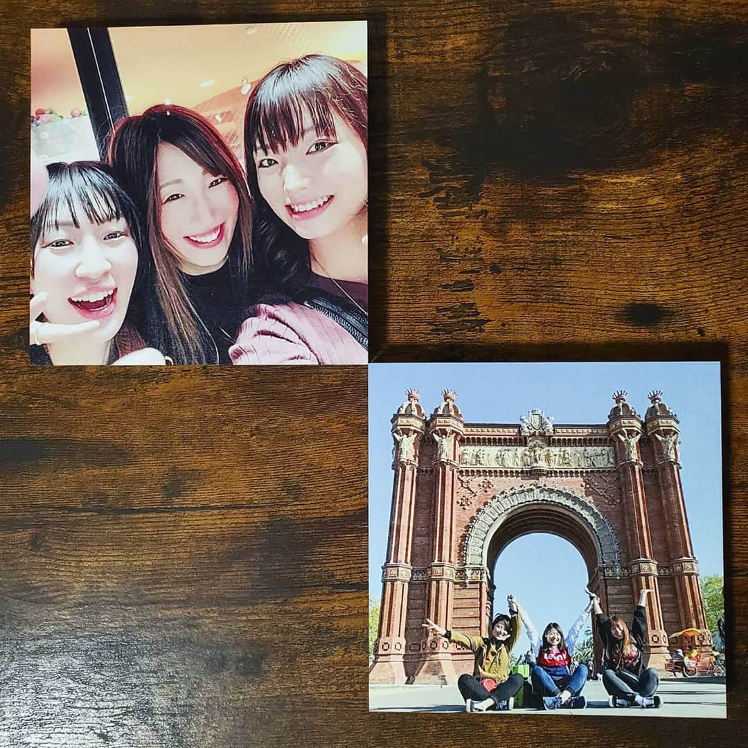 井上琴絵のインスタグラム：「* * こないだコズにプレゼントした フォトパネル📷。 . 可愛かったから自分用にも❤ * * #すてきな思い出#☺ #マイコズコトエ#🐔 #ジンアンコトエ#🇪🇸 #お気に入りの写真#📷 #nocoso#ましかくパネル #フォトパネル @nocoso #OneOfMyMemories」
