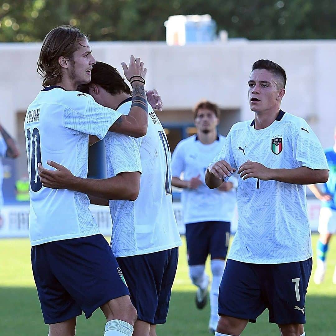 サッカーイタリア代表さんのインスタグラム写真 - (サッカーイタリア代表Instagram)「#Under21 🇮🇹  #Azzurrini arrivati a #Kalmar, nel pomeriggio la rifinitura in vista del match con la #Svezia 🇸🇪  Domani (18.30 – 📺 diretta #RaiDue) l’Italia riprenderà il cammino nelle qualificazioni europee #Nicolato: “Dovremo soffrire, c’è un gap fisico notevolissimo” ➡ Leggi l'articolo su www.figc.it . . #VivoAzzurro  #Under21 🇮🇹  The #Azzurrini have arrived in Kalmar and will put the finishing touches to their preparations this afternoon. Tomorrow at 18:30 CEST, #Italy will resume their European qualifying campaign against Sweden 🇸🇪  #Nicolato: “We’ll have to dig in, we’re at a disadvantage physically” ➡ Read the article: www.figc.it/en . . #VivoAzzurro」9月7日 21時54分 - azzurri