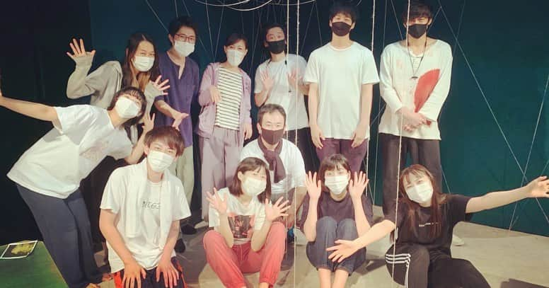 中村祐志さんのインスタグラム写真 - (中村祐志Instagram)「『 #FANTASYWORLD ?』 全公演を無事終える事ができました。 少しだけ振り返ります。  今回は作・演出の #宝来忠昭 さんとご一緒したくてオーディションを受ける所から始まりました。  ボクは役者として器用な方ではないと思います。 そんなボクを信じて使って下さった宝来さんは、よく「空気」という言葉を課題として与えてくれました。  「空気」 最初から最後まで追い求め続けました。 死を背負うという重さ。 絶望感。 微妙な感情の変化。 他にも沢山のものを背景に抱えた空気を纏うには、それ相応の覚悟を持たないと醸し出す事は出来ない大変な事でした。  宝来さんは最後まで妥協なく全てのキャストと向き合い続けてくれる方で、ボク次第の所も言葉じゃ表現し辛い事にも時間を最大限に割いてくれました。  ボクの役は自殺、自殺未遂が重罪となる世界で本人の意思とは関係なく臓器提供しなければならない中で、自殺に失敗し、大怪我をしたまま逃亡を続けるおじさんの役で、逃亡中に出逢った1人の少女と更に逃亡を続けるという役でした。 少女との触れ合いを通して人生を見つめ直して行く中で色んな言葉が刺さり、変わって行き、生きてきた理由を見つける事ができました。 ずっと一緒に旅しながら沢山の贈り物をくれた #藤本結衣 さん、葛藤しながらぶつかってくれた #長屋和彰 さん、右の世界、左の世界からメッセージを送り続けてくれたキャストのみなさんのおかげで役を通してボク自身が成長できた実感があります。  これからも「空気」を纏える役者であり続ける為に精進して行きます。  作品に関わって下さった皆様、この時期に劇場でご観劇して下さった皆様、配信でご観劇して下さった皆様、本当にありがとうございました。 心より感謝いたします。 そして、これからもよろしくお願い致します。  #中村祐志」9月7日 21時54分 - yushi_nakamura930