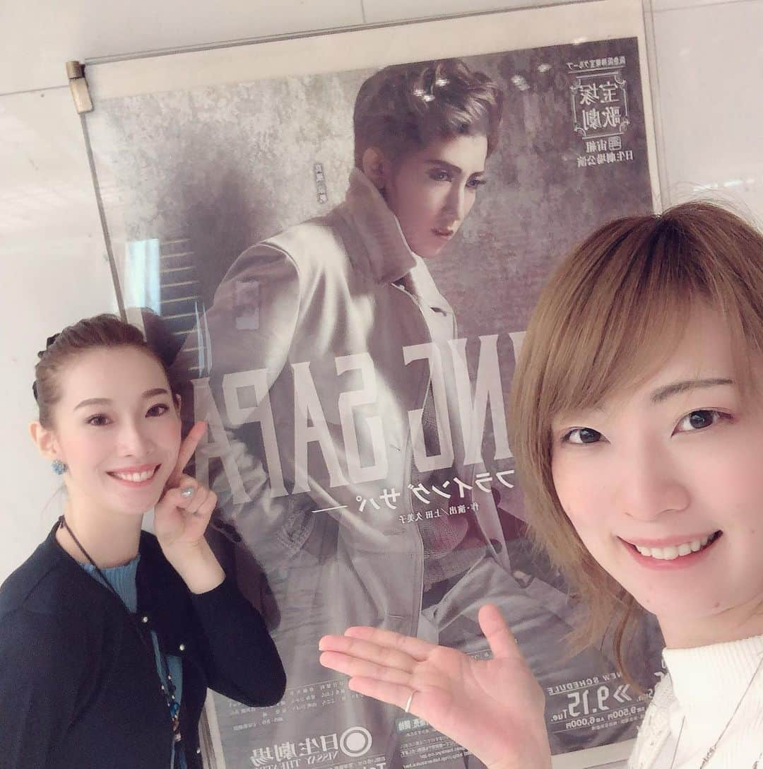 風輝駿さんのインスタグラム写真 - (風輝駿Instagram)「*﻿ ﻿ フライングサパ見てきました！！！﻿ 久々の観劇！！！！！﻿ 宙組の皆さんを見れただけ、もうそれだけで嬉しかったし幸せでした😭💕﻿ ﻿ お芝居は洋画を見てるような、小説を読んでいるような、漫画やCGのアニメ映画を見ているような…﻿ 誰が仲間で誰が敵で﻿ 2幕の伏線回収されていくテンポ感がSFドラマというだけでなくミステリーみたいな要素もあって面白かったです…！﻿ ﻿ 皆さんの独特な世界観に引き込んでいく集中力と熱量が凄くて、、﻿ やっぱり生の舞台は素晴らしいなって再確認しました✨﻿ ﻿ 千秋楽まで約1週間！﻿ 無事に完走出来るのを全力で祈ってます🙏🏻✨﻿ ﻿ ﻿ ﻿ ﻿ ﻿ #宝塚歌劇団 #宙組﻿ #フライングサパ #日生劇場﻿ ﻿ #真風涼帆 さん﻿ 姿も芝居も、相も変わらず格好良くてですね😍﻿ 長身に白いフードの兵士姿が1番好きです🥺💕﻿ ﻿ #穂稀せり﻿ ほまれさんの味のあるお芝居😭👏🏻﻿ 地味に追いはぎ2も好きなのよ…💓﻿ ﻿ #瑠風輝﻿ もえこのくろーい敵キャラ+眼鏡﻿ 好きだわー喋り口調とかキャラデザがもう好き🤤﻿ ﻿ #潤奈すばる﻿ @ririchan.212  実はたまたま観劇被りました笑﻿ 気が合うねぇ、、🤭﻿ ※写真の時だけマスク外しました」9月7日 21時55分 - shun.721.miki.125