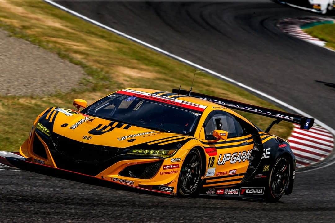 MOTUL Japanさんのインスタグラム写真 - (MOTUL JapanInstagram)「【NSXにはMotul】 . Hondaが誇るスーパーカーNSX。 . 2代目はツインターボを装備したV6 3.5Lのエンジンに3モーターを組み合わせたハイブリッドなスーパースポーツカーです。 . そのNSXをベースにFIA GT3のレギュレーションに合わせレース車両として仕立てられたNSX GT3。様々なモディファイが施されており世界のレースでも活躍しています。 . 写真はSuper GT Round3 GT300クラス2位入賞のTEAM UPGARAGEで小林 崇志選手と松浦 孝亮選手がドライブするUPGARAGE NSX GT3!!! もちろん使っているオイルはMotul!! . MotulにはNSXやNSX GT3にオススメのオイルがあります。 . #motul #motuljapan #teamupgarage #upgarage #upgaragensxgt3 #supergt #nsx #nsxgt3 #hondansx #acuransx #nsxnc #nsxnation #nsxlife #nsxsociety #小林崇志 選手 #松浦孝亮 選手 #スーパーgt #アップガレージ #モチュール #300V #高性能オイル #オイル交換 #モータースポーツ好きな人と繋がりたい #レース好きな人と繋がりたい #クルマ好きな人と繋がりたい #車好きな人と繋がりたい #nsx好きな人と繋がりたい #poweredbymotul」9月7日 22時00分 - motuljapan