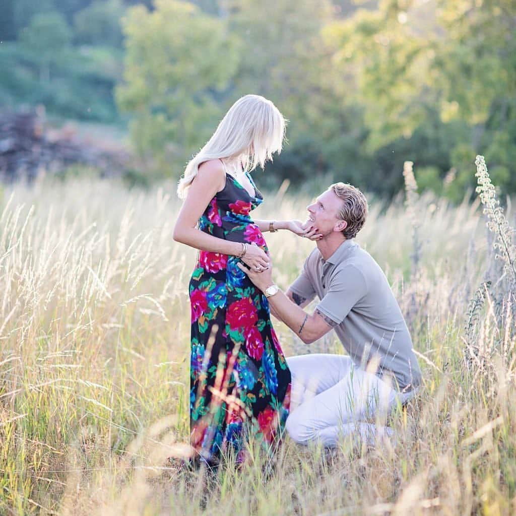 オスカル・ヒリェマルクのインスタグラム：「Three months left...can’t wait for you 😍👶🏼」