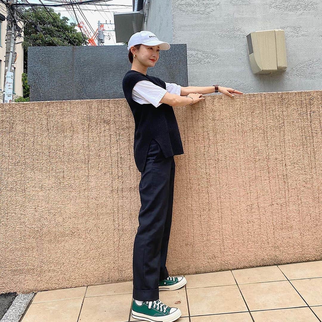 磯俣愛さんのインスタグラム写真 磯俣愛instagram ちょいメンズライクコーデ あと分後くらいにライブします Uniqlo ベスト Converse スニーカー Balenciaga キャップ Ct70 チャックテイラー 緑 シンプルコーデ カジュアルコーデ スニーカー