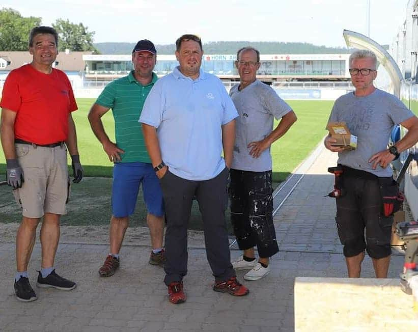 SVホルンさんのインスタグラム写真 - (SVホルンInstagram)「Auch am Wochenende wurde von Obmannstellvertreter Poldi Hurtl mit seinem Team fleissig gearbeitet am Umbau um die Sparkasse Horn Arena für unsere Fans gemäß der Bundesligauflagen bezüglich des COVID-19-Konzepts mit Sitzplätzen anstatt der Stehplätze auszustatten. Herzlichen Dank den Helfern!  #svhorn #sparkassehornarena #bundesligarichtlinien #arbeit #tribünen #freiwilligendienst #sitzplätze #covid-19 #bundesliga #ligazwa #svhonrfamilie #bepartofit」9月7日 22時05分 - svhorn1922