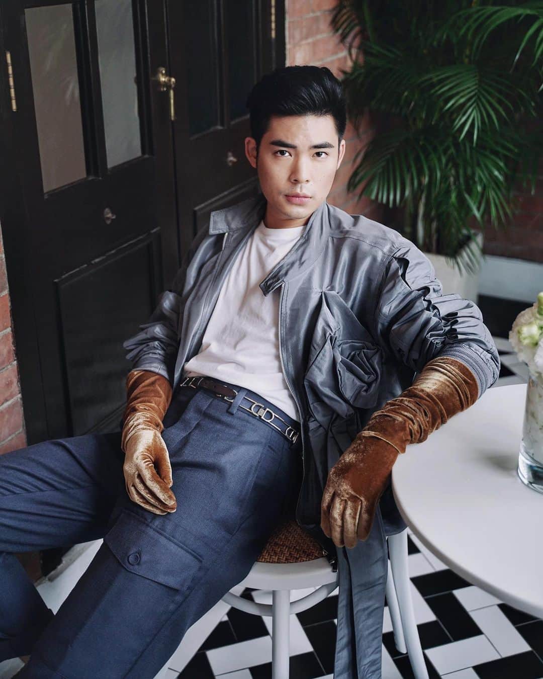 Christoffer Chengのインスタグラム：「With hands soft as velvet  #Diorwinter20」