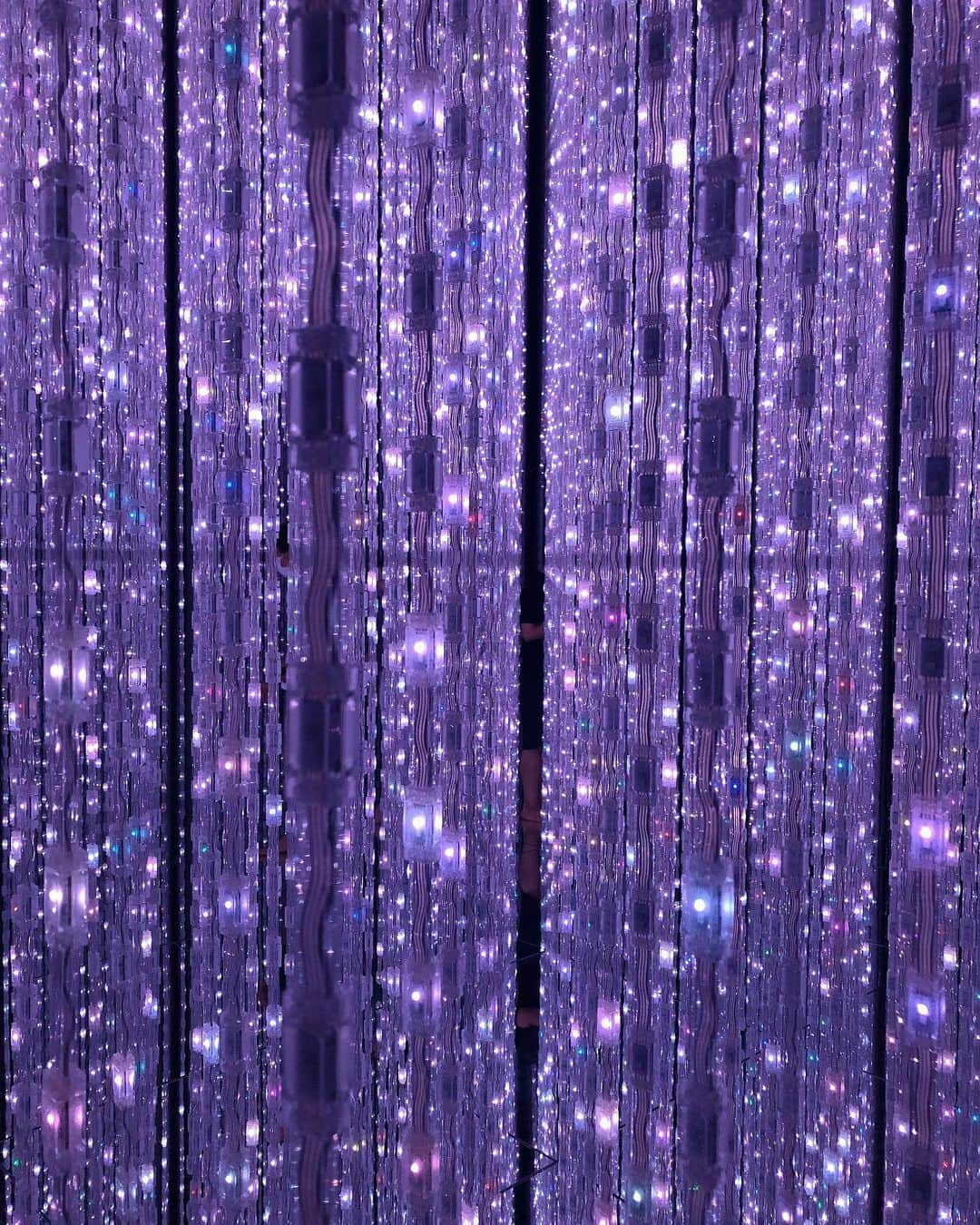 mimiさんのインスタグラム写真 - (mimiInstagram)「ずっと行ってみたかった チームラボプラネッツ @teamlab.planets  に行ってきました✨ 本当に不思議で素敵な世界…💕 裸足でアートを楽しむって新鮮☺️ 膝下くらいまで水の深さがあったからミニスカートで行って正解でした❣️ ・ #チームラボプラネッツ #チームラボ豊洲 #pr #トリドリベース #teamlabplanets #teamlab #art #toyosu #チームラボ #裸足で歩く #水に入るミュージアム #光の世界 #アート #映えスポット #素敵写真 #キラキラな世界 #mimiのオフ #素敵な休日 #デートスポット #新豊洲 #アートを楽しむ」9月7日 22時05分 - chan.mi3