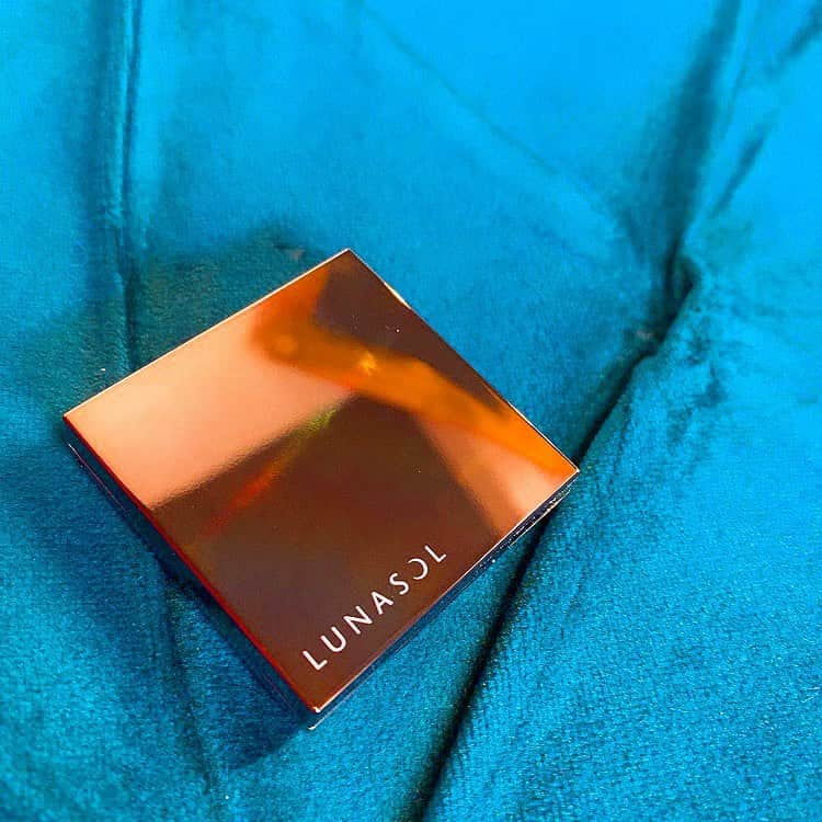 青海のインスタグラム：「@akikoyamaking  にオススメされた物すぐ買う。笑  @lunasolofficial のアイリッドベース 瞼の色素沈着が気になるので明るい色を購入❤️  アイシャドウが思ったように発色しなくて悩んでたけどこれで解決〜🙆‍♀️  #ルナソル #美容 #美容垢 #美容液 #美容大好き #美容好き #美容オタク #美容マニア #コスメ #コスメ好き #コスメ部 #コスメマニア #コスメ垢 #コスメ大好き #美意識 #美活 #美容女子 #女磨き #美容好きな人と繋がりたい#beauty #メイク #make #cosme #コスメ」
