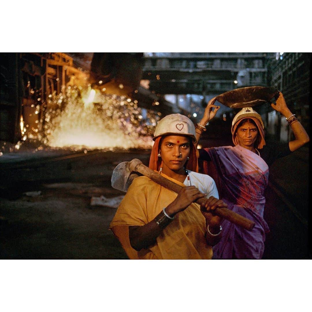 スティーブ・マカリーさんのインスタグラム写真 - (スティーブ・マカリーInstagram)「Workers at a steel mill, Bhilai, Madhya Pradesh, #India, 1996.  #SteveMcCurry #SteveMcCurryIndia #labordayweekend」9月7日 22時24分 - stevemccurryofficial