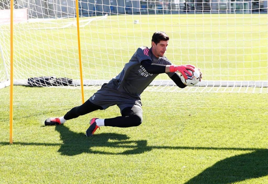 ティボ・クルトゥワのインスタグラム：「Recuperando el ritmo! ✊🏻 #HalaMadrid」