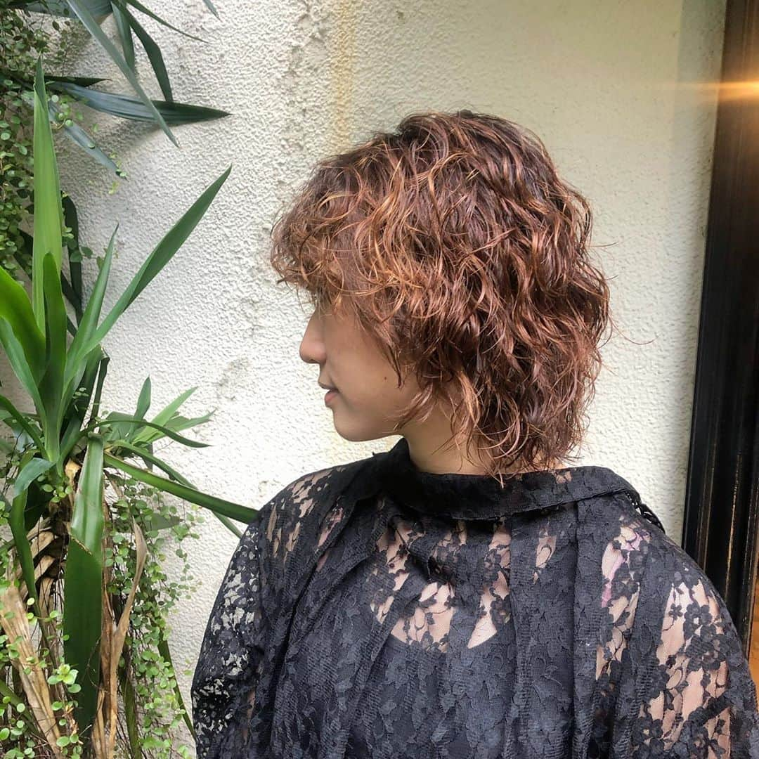 佐々木香奈さんのインスタグラム写真 - (佐々木香奈Instagram)「hard perm🌀  お洒落上級者の方に 人気のhard perm🌀  意外とスタイリングが楽チンなのと、 アレンジの幅が広がるのも 人気の理由の１つ♡  #パーマ#パーマスタイル  #ハードパーマ #強めパーマ」9月7日 22時20分 - sasakikana