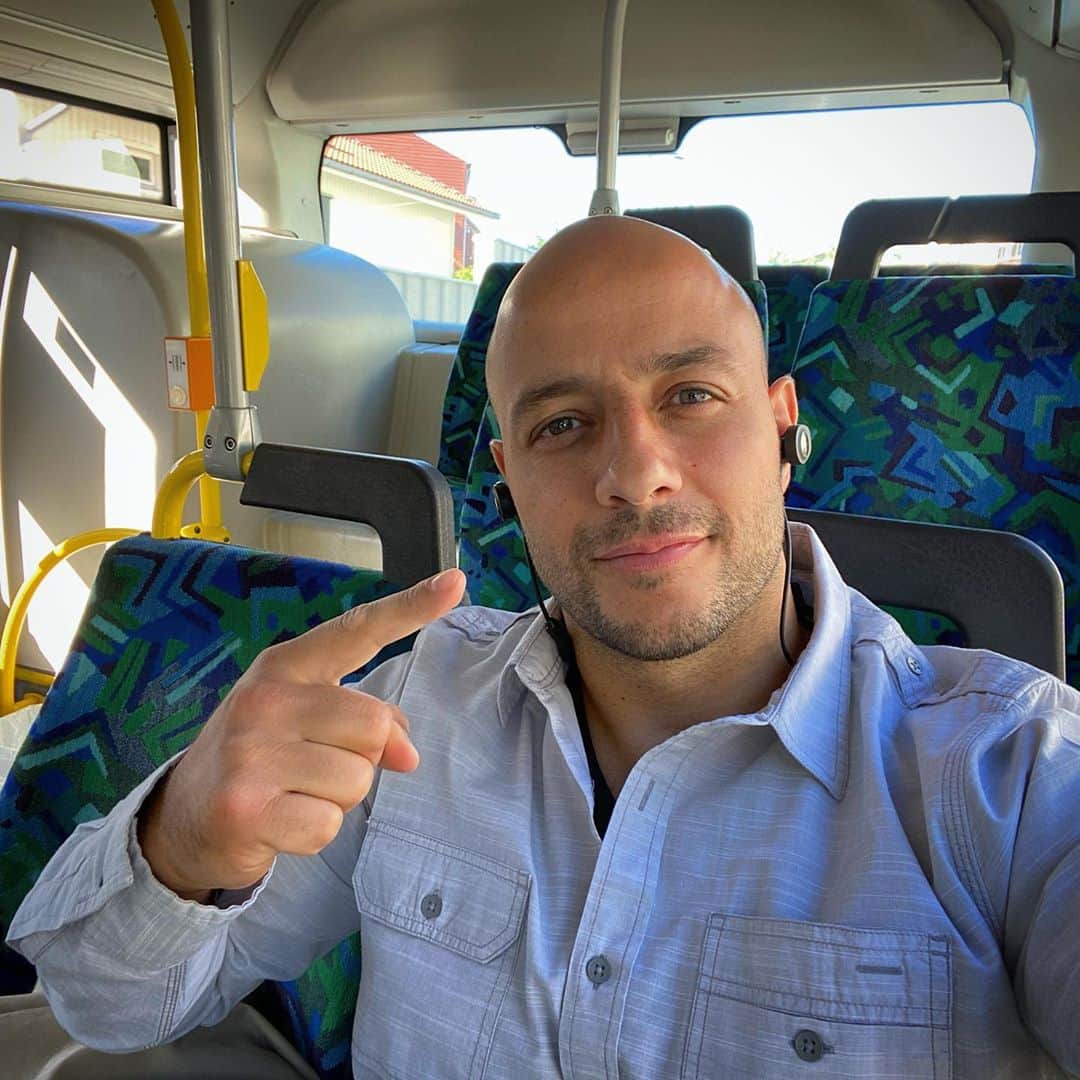マヘル・ザインのインスタグラム：「First time I take the bus in a while 😎.. it’s so nice to just sit down and relax and not get stuck in traffic 🚙 🚗 🚌 🚎」