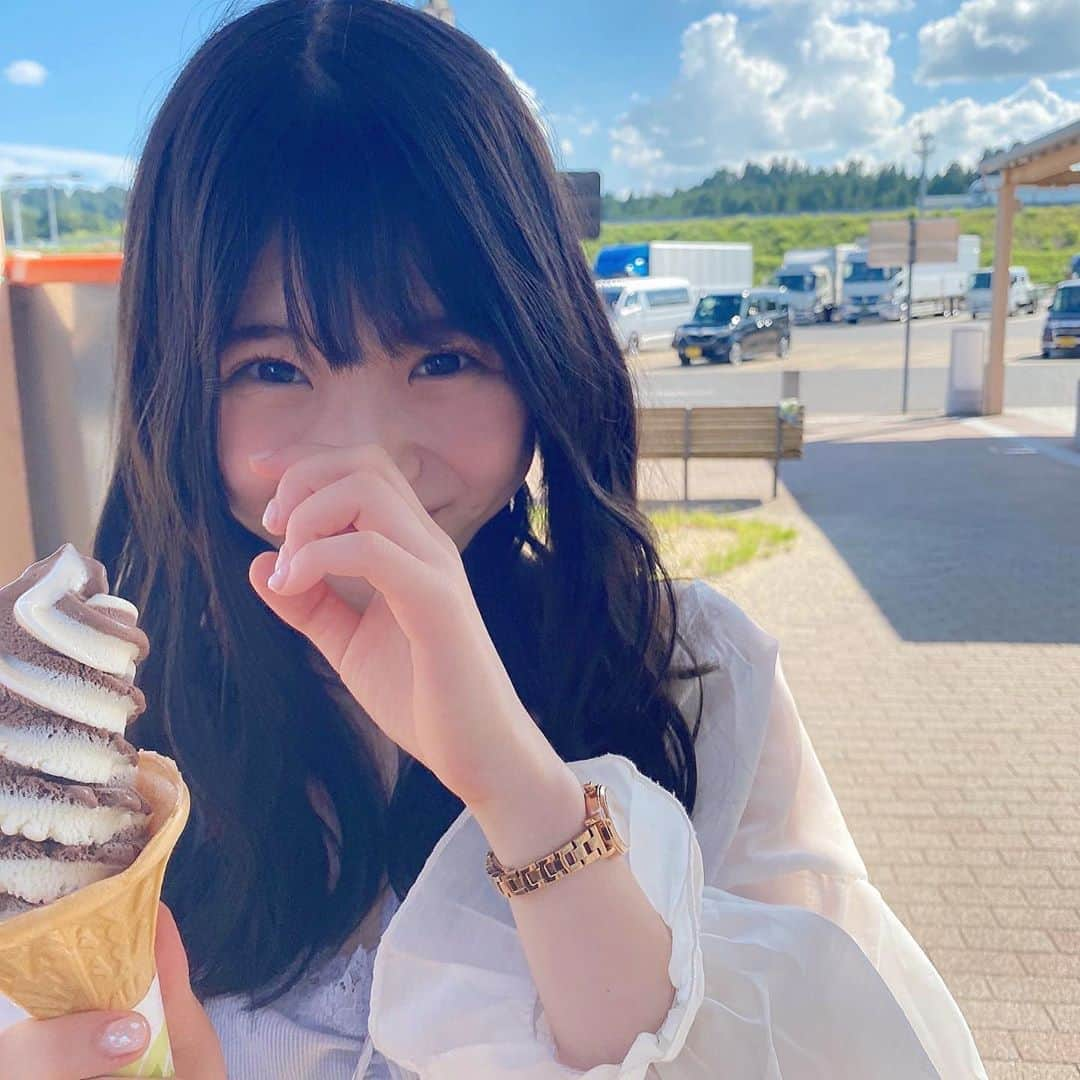 出口結菜さんのインスタグラム写真 - (出口結菜Instagram)「《🚗#パーキングエリア》﻿ ﻿ 🍦バニラチョコ（¥330）﻿ ﻿ ﻿ ﻿ ﻿ ﻿ 車に乗って、﻿ ﻿ パーキングエリアで、﻿ ﻿ いつも食べてるソフトクリームが、﻿ ﻿ いつもより美味しく感じるのは、﻿ ﻿ なんでですか、﻿ ﻿ ﻿♥️♥️♥️ ﻿ ﻿ ﻿ ﻿ #ドライブ #🚗 #💨  #ソフトクリーム #チョコソフトクリーム #チョコレート #🍫 #🍦 #休憩 #旅行 #車 #grl #巻き髪 #アイス #アイスクリーム #甘いもの #甘党 #sweet #スイーツ  #instagood #instalike #instafood #food #食べ物 #食べ物グラム #食べ物記録 #食べ物好きな人と繋がりたい #グルメ #ラビグルメ   ﻿ ﻿ ﻿ ﻿」9月7日 22時33分 - yui_laby0622