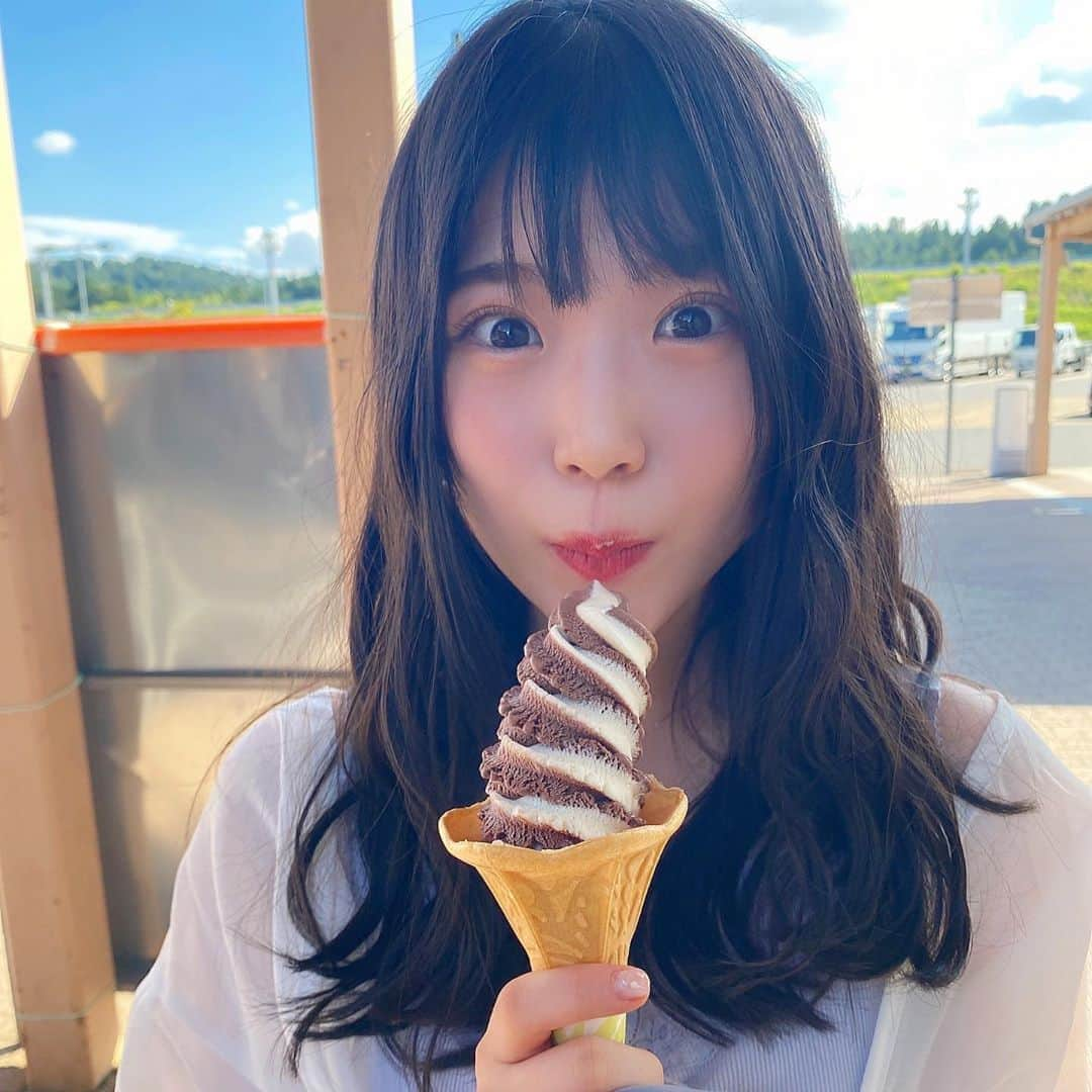 出口結菜さんのインスタグラム写真 - (出口結菜Instagram)「《🚗#パーキングエリア》﻿ ﻿ 🍦バニラチョコ（¥330）﻿ ﻿ ﻿ ﻿ ﻿ ﻿ 車に乗って、﻿ ﻿ パーキングエリアで、﻿ ﻿ いつも食べてるソフトクリームが、﻿ ﻿ いつもより美味しく感じるのは、﻿ ﻿ なんでですか、﻿ ﻿ ﻿♥️♥️♥️ ﻿ ﻿ ﻿ ﻿ #ドライブ #🚗 #💨  #ソフトクリーム #チョコソフトクリーム #チョコレート #🍫 #🍦 #休憩 #旅行 #車 #grl #巻き髪 #アイス #アイスクリーム #甘いもの #甘党 #sweet #スイーツ  #instagood #instalike #instafood #food #食べ物 #食べ物グラム #食べ物記録 #食べ物好きな人と繋がりたい #グルメ #ラビグルメ   ﻿ ﻿ ﻿ ﻿」9月7日 22時33分 - yui_laby0622