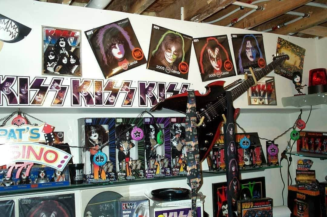 KISSさんのインスタグラム写真 - (KISSInstagram)「#CollectingKISS! Thanks to Joe Rich for sharing his amazing #KISS collection with us! #KISSARMYROCKS!  Show us your #KISSRoom, #KISSARMY! KISSOnline.com/letters」9月7日 22時26分 - kissonline