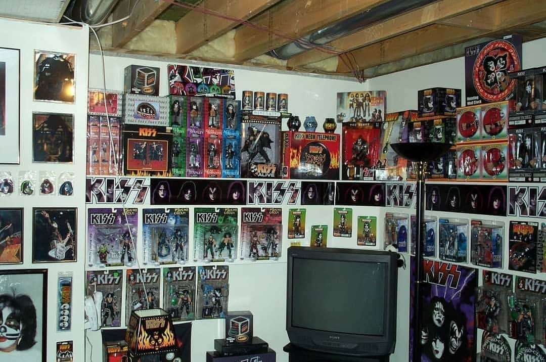 KISSさんのインスタグラム写真 - (KISSInstagram)「#CollectingKISS! Thanks to Joe Rich for sharing his amazing #KISS collection with us! #KISSARMYROCKS!  Show us your #KISSRoom, #KISSARMY! KISSOnline.com/letters」9月7日 22時26分 - kissonline