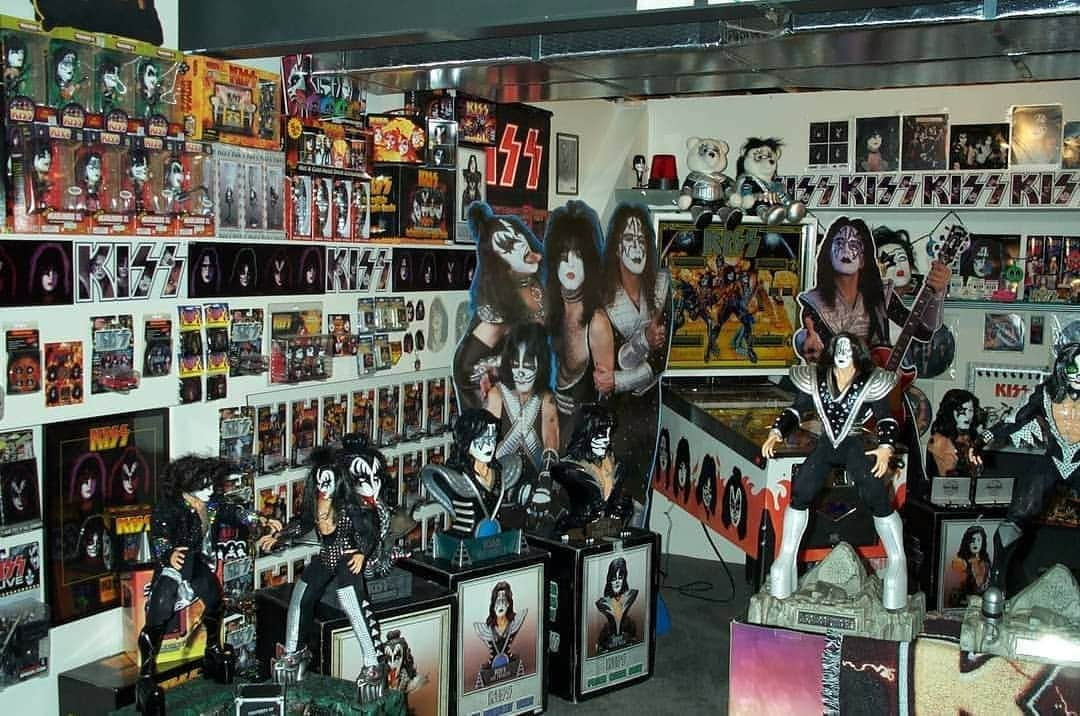 KISSさんのインスタグラム写真 - (KISSInstagram)「#CollectingKISS! Thanks to Joe Rich for sharing his amazing #KISS collection with us! #KISSARMYROCKS!  Show us your #KISSRoom, #KISSARMY! KISSOnline.com/letters」9月7日 22時26分 - kissonline