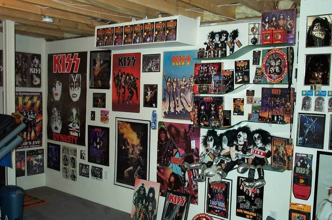 KISSさんのインスタグラム写真 - (KISSInstagram)「#CollectingKISS! Thanks to Joe Rich for sharing his amazing #KISS collection with us! #KISSARMYROCKS!  Show us your #KISSRoom, #KISSARMY! KISSOnline.com/letters」9月7日 22時26分 - kissonline