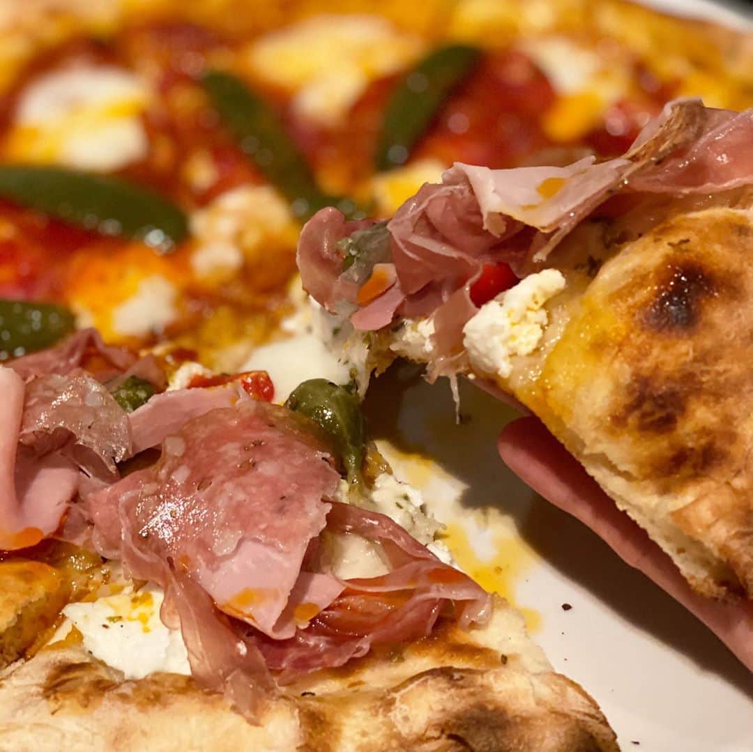 イトウジュン（タイ料理研究家）さんのインスタグラム写真 - (イトウジュン（タイ料理研究家）Instagram)「@good.cheese.good.pizza にて 食通の @hachimogu ちゃんと行ってきた続きだと  美味しいチーズにピッツァは最高だね  まだ行ってない人は是非行ってみてね 食べても食べても食べ足りない怖いくらい美味しいお店。  #ピッツァ #ピザ  #生ハム #パンチェッタ   #チーズ好きな人と繋がりたい  #チーズ好きな人と繋がりたい  #ブラータチーズ  #生ハム  #パンチェッタ  #チーズとワイン  #スパークリングワイン  #ピッツァ #女子会 #自由が丘ランチ #自由が丘女子会  #自由が丘グルメ #教えたいけど教えたくない  #チーズ  #激ウマ　#グルメ #デート向け #ママ向け #搾りたて  #生乳  #超新鮮  #美味しいもの食べたい  #ワインに合う料理  #ワインのお供  #旬の食材 #季節限定」9月7日 22時28分 - junito.13