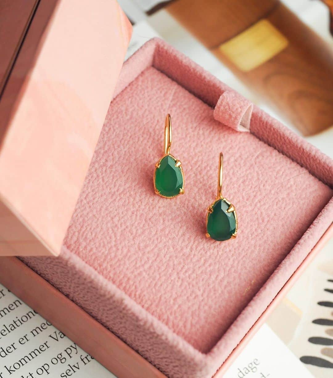 カレ ジュエリーさんのインスタグラム写真 - (カレ ジュエリーInstagram)「💚GREEN AGATE💚precious new earrings set with pear cut green agate🍐 #carrejewellery #gemcandy #greenagate #pearcut #jewelry #newin #gemstones #jewellerywithmeaning #jewellerywithgems」9月7日 22時33分 - carrejewellery