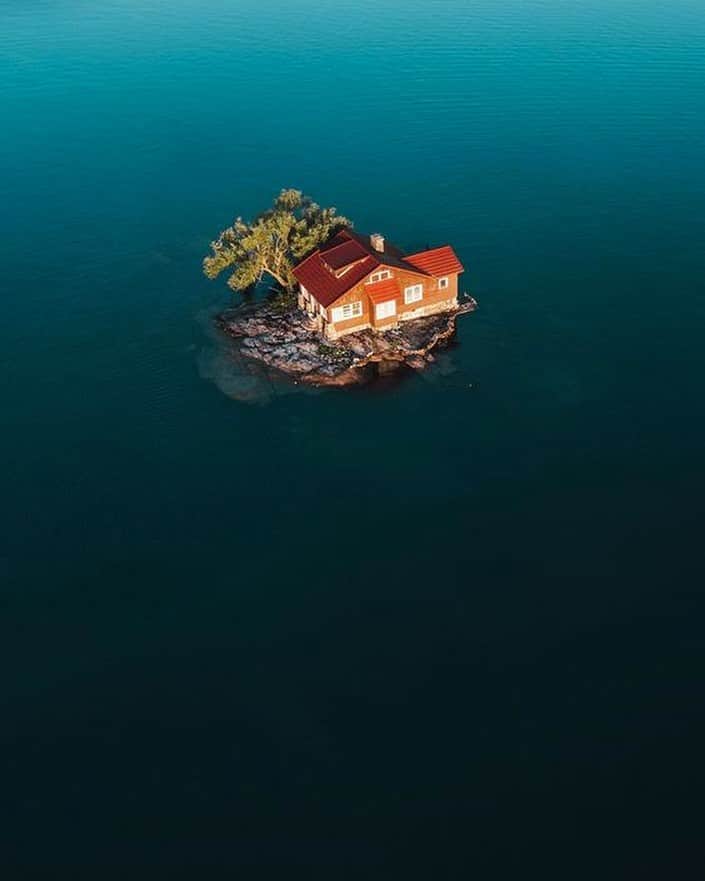 のインスタグラム：「The beauty, peace and solitude of escaping to nature. Happy Labor Day!  📷 @littlecoal   #jporganic #organicbyjohnpatrick #bluewater #cabinonanisland #solitude #island #islandhouse #escape #happylabordayweekend」