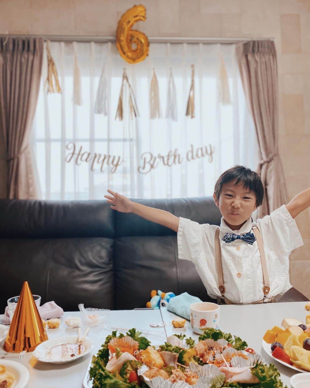 高橋菜摘のインスタグラム：「🌈happy birthday IKKI🌈 . . 兄おめでとうの連写してたら 妹が真似して入ってきたから 2人でバンザーーーイ・・・🙌 . 一稀、6歳おめでとう🎊 たーくさんのDMとかLINE ちゃんと彼に届けました😋 ありがとうございます✌️ 毎年ひらがなでもらうお手紙 ずっとママがお手伝いして読んでた。 一昨年あたりからゆっくり読めるようになって 6歳の今年はスラスラ読めるように。 成長を感じたな〜🤍 お誕生日postつづく🌈 . . . 🌈2020.9.6🌈 Thank you Always.  #9月6日 #6歳 #おめでとう」