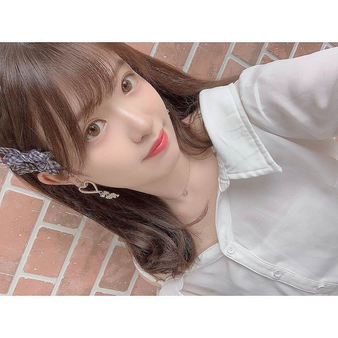 武藤小麟さんのインスタグラム写真 - (武藤小麟Instagram)「💋💋💋 . 昨日のお写真たち☺︎ . クローゼットの中から可愛いお洋服引っ張り出して、 髪の毛巻き巻きして、アクセサリー付けて🤤☁️☁️ 「握手会の日の朝ってこうだったなぁ…」と お久しぶりに感じれて楽しかったです🐶♡ . 来週もわくわく💌。 . #akb48 #お話会 #スカート #アクセサリー #イヤリング  #fashion #accessory #manontokyo #berinda7」9月7日 22時31分 - muto_orin