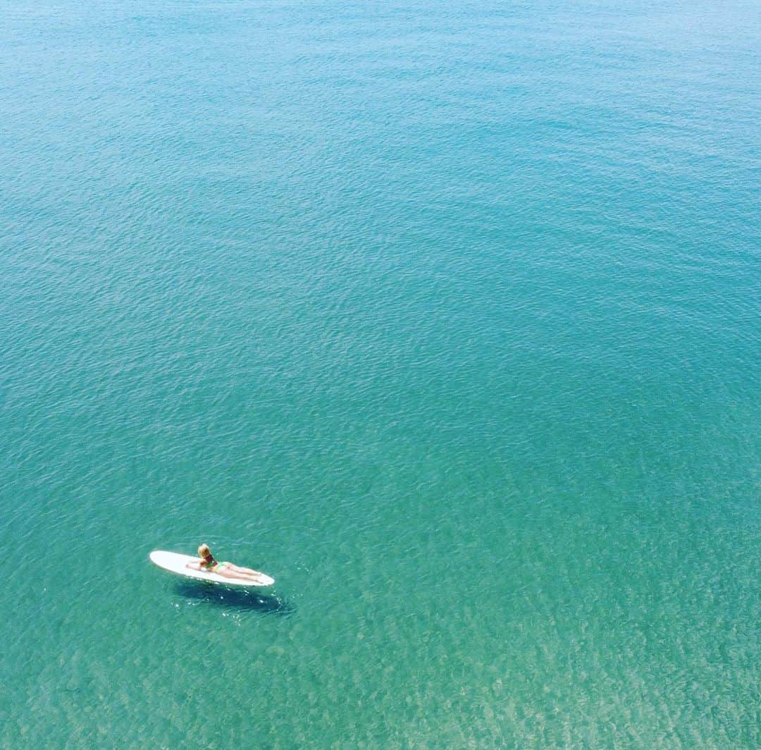 Nazukiのインスタグラム：「🏄‍♀️ 𝕊𝕌ℝ𝔽𝕀ℕ𝔾 🏄‍♀️  この日は人も少なくてほんとに海が綺麗だった ✨✨✨  #surfing #surf #surfinglife  #surfgirl #beach  #サーフィン　#趣味　#ママライフ　#サーフ　#サーフガール」