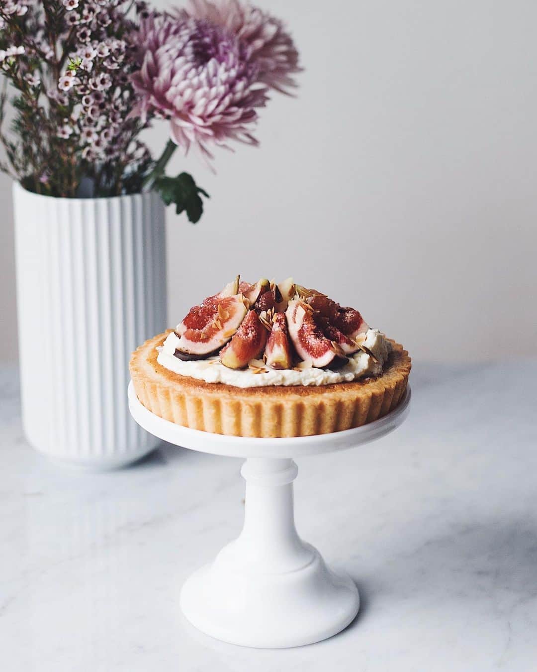 増田由希子さんのインスタグラム写真 - (増田由希子Instagram)「Homemade fig tart💜 #fig #tart #homemade #lyngby イチジクのクリームチーズタルト。 こちらのクリームは、材料を混ぜるだけなのでとても簡単。爽やかな酸味がほどよく、甘すぎないタルトです。  レシピは「花とお菓子」 @cookbook_shelf に掲載しています。」9月7日 22時42分 - nonihana_