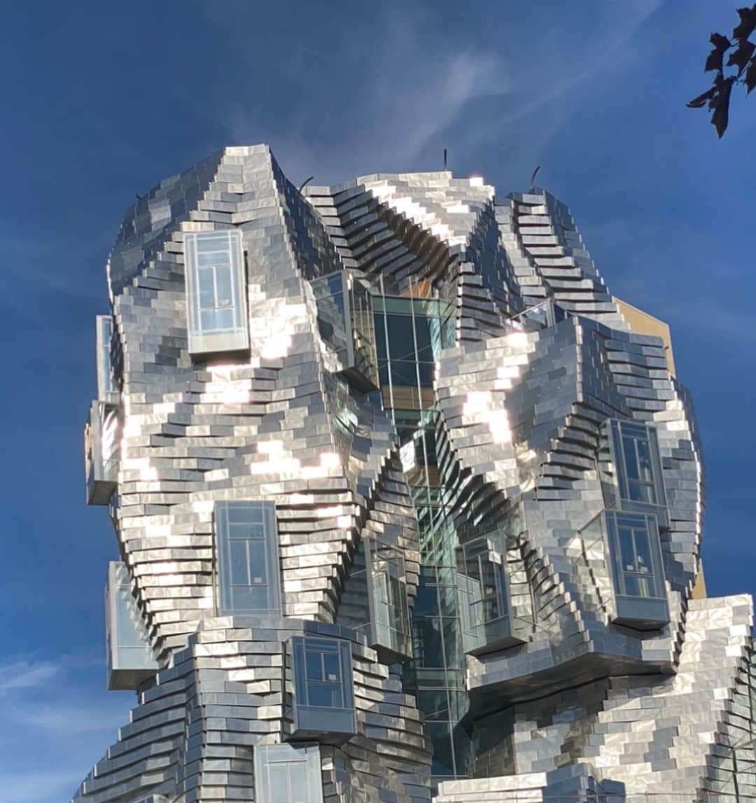 ノーマン・フォスターさんのインスタグラム写真 - (ノーマン・フォスターInstagram)「With Maja Hoffmann and her amazing Luma Foundation in Arles - with Stanley and in the background Frank Gehry’s super new building - earlier this summer .」9月7日 22時40分 - officialnormanfoster