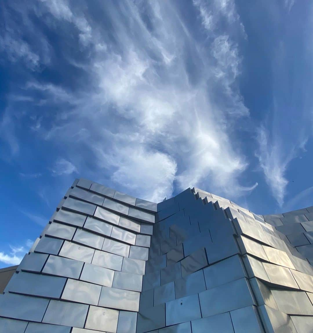 ノーマン・フォスターさんのインスタグラム写真 - (ノーマン・フォスターInstagram)「With Maja Hoffmann and her amazing Luma Foundation in Arles - with Stanley and in the background Frank Gehry’s super new building - earlier this summer .」9月7日 22時40分 - officialnormanfoster