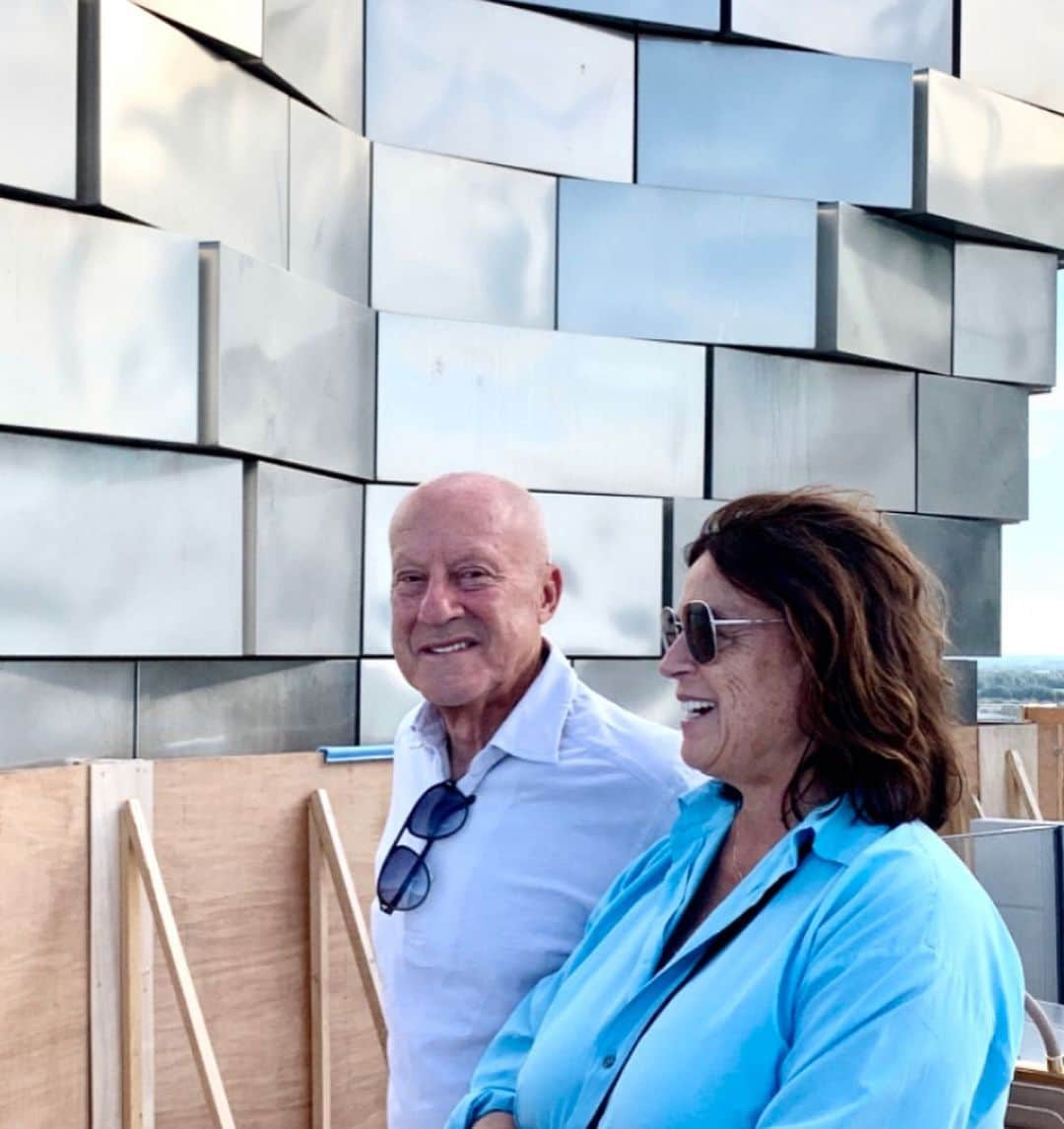 ノーマン・フォスターさんのインスタグラム写真 - (ノーマン・フォスターInstagram)「With Maja Hoffmann and her amazing Luma Foundation in Arles - with Stanley and in the background Frank Gehry’s super new building - earlier this summer .」9月7日 22時40分 - officialnormanfoster