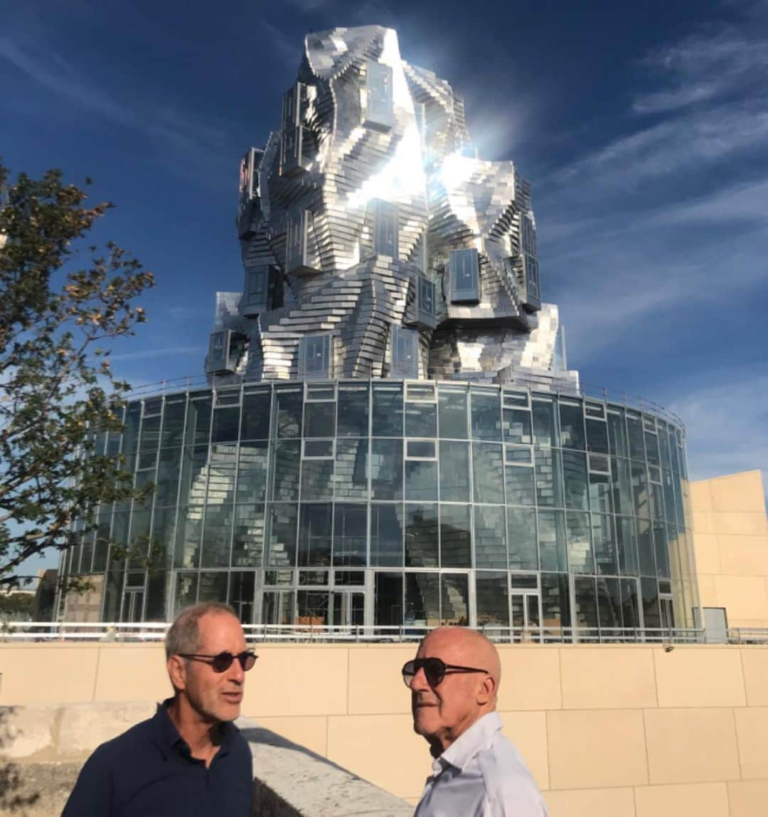 ノーマン・フォスターのインスタグラム：「With Maja Hoffmann and her amazing Luma Foundation in Arles - with Stanley and in the background Frank Gehry’s super new building - earlier this summer .」