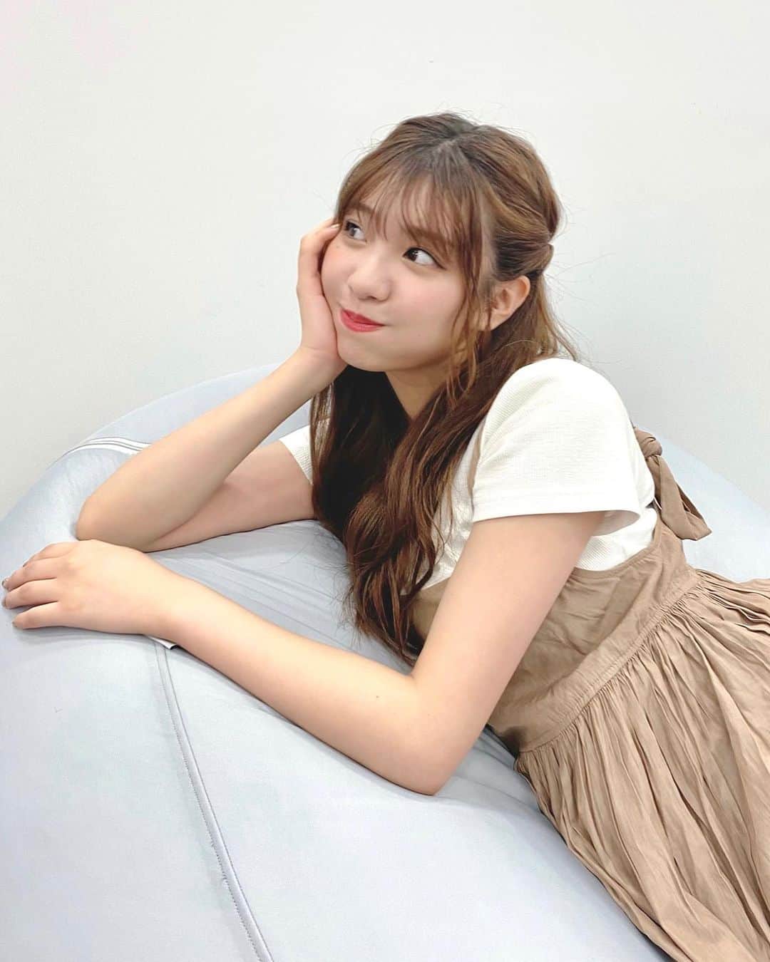 小玉梨々華のインスタグラム：「撮影終わり☺︎ このクッション家に欲しくなってしまった、、、」