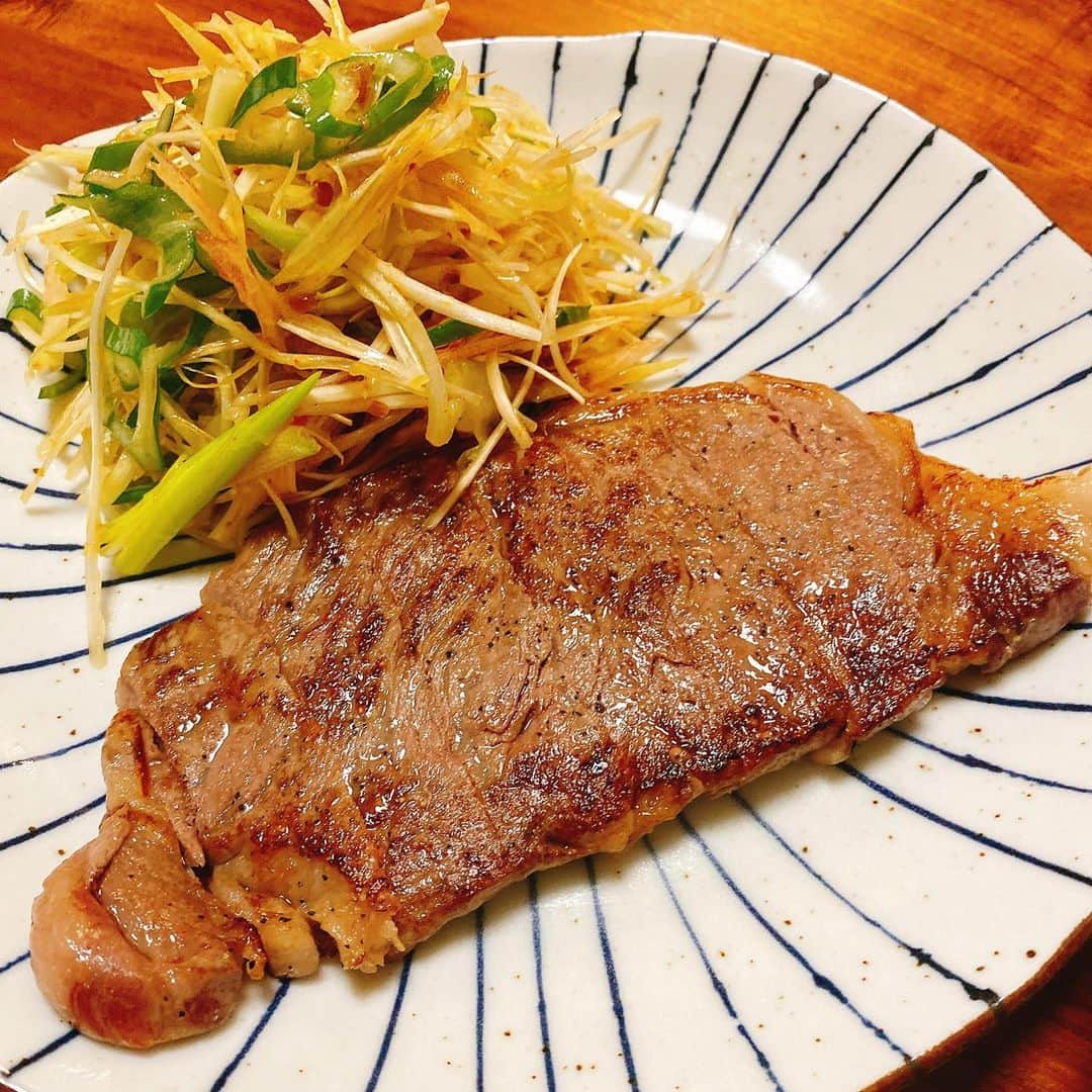 宮下純一さんのインスタグラム写真 - (宮下純一Instagram)「今日は鹿児島黒牛ステーキ🐃🥩で乾杯🥂もちろん合わせるのは芋焼酎😍地の物は飲み物食べ物合いますよね😘😘😘#鹿児島黒牛ステーキ #本格芋焼酎 #名コンビ #カニカマ大根サラダも美味しいよ #どんどん鹿児島」9月7日 22時44分 - junichi1017