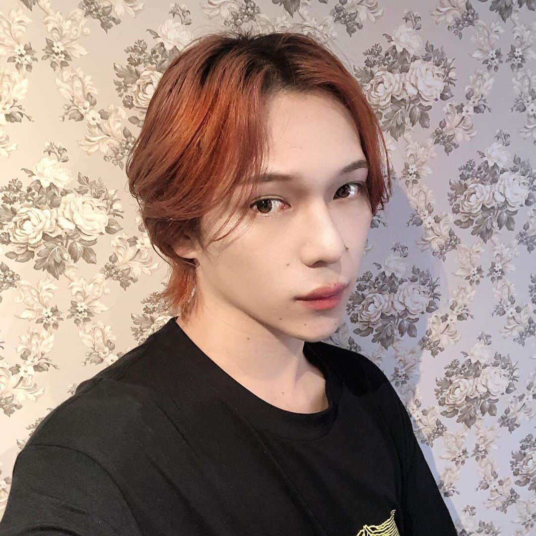NAOPISのインスタグラム：「今日はLittnaにヘアメンテへ💇‍♂️❤️﻿ ﻿ 久しくなんちゃんマジックをかけていただきました🧚‍♀️✨﻿ ﻿ オレンジベースは変わらずブラウンニュアンスをプラスしてテラコッタオレンジで🍊🧡　﻿ ﻿ サイドをすこし軽くしてもらったよ✂️ すごくセットしやすくしてもらった😊﻿ ﻿ いつも優しいなんちゃんは今日も天に昇るほどの神々しい優しさを解き放っておりました。。🥺﻿ 素敵に仕上げてくれて本当にありがとう🧸﻿ ﻿ では今日もいい夜を🌉﻿」