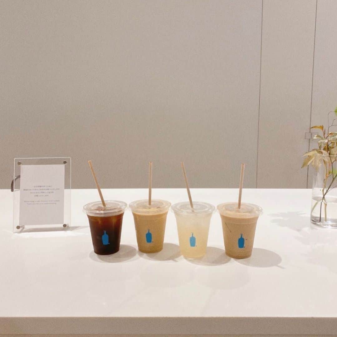 MEGのインスタグラム：「𝗕𝗟𝗨𝗘 𝗕𝗢𝗧𝗧𝗟𝗘 𝗖𝗢𝗙𝗙𝗘𝗘 ☕️  ⌛️ 𝟴:𝟬𝟬-𝟮𝟬:𝟬𝟬 📍 𝗡𝗘𝗪𝗼𝗠𝗮𝗻 𝗦𝗛𝗜𝗡𝗝𝗨𝗞𝗨 𝟭𝗙 ㅤ カフェラテのシングルオリジン激ウマ。  #bluebottlecoffee #megcafe🏷  #新宿カフェ #ブルーボトルコーヒー #東京カフェ #カフェ巡り #カフェラテ」