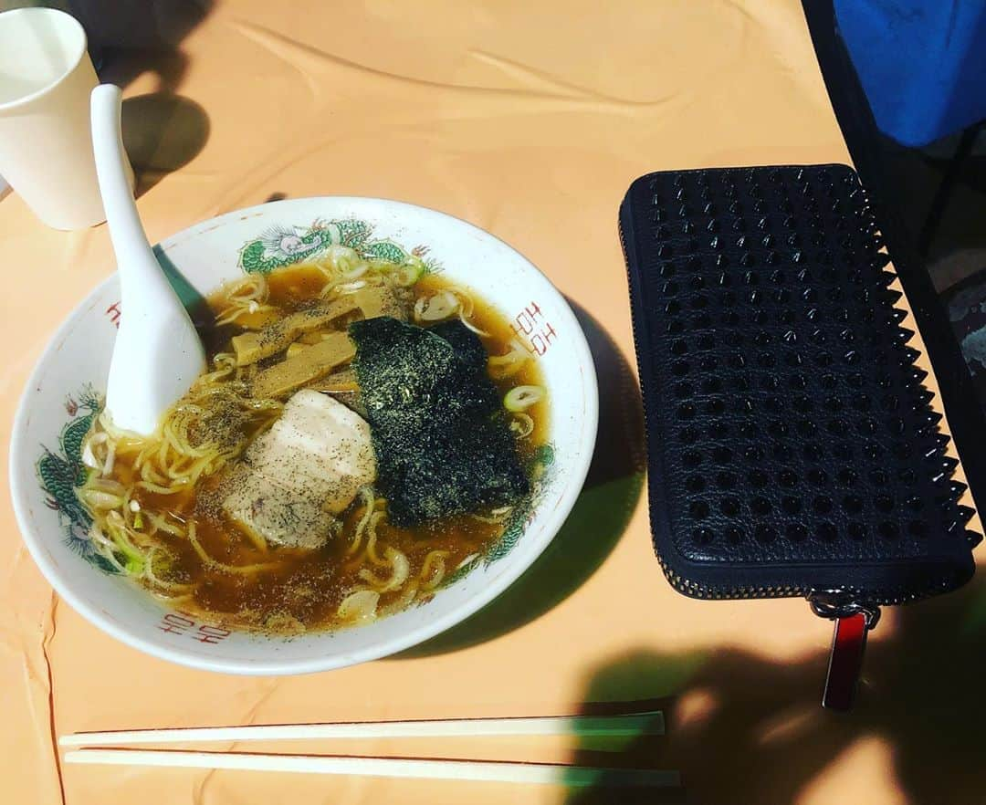 YOMIさんのインスタグラム写真 - (YOMIInstagram)「たまに飯田橋駅西口に出ている屋台のラーメン屋さん。 どこからくんできたかわからない水ですが…めっちゃダメうまいです！ にんにくラーメン。 是非！ #飯田橋 #ラーメン #うまい #帰ります」9月7日 22時59分 - nightmare.yomi