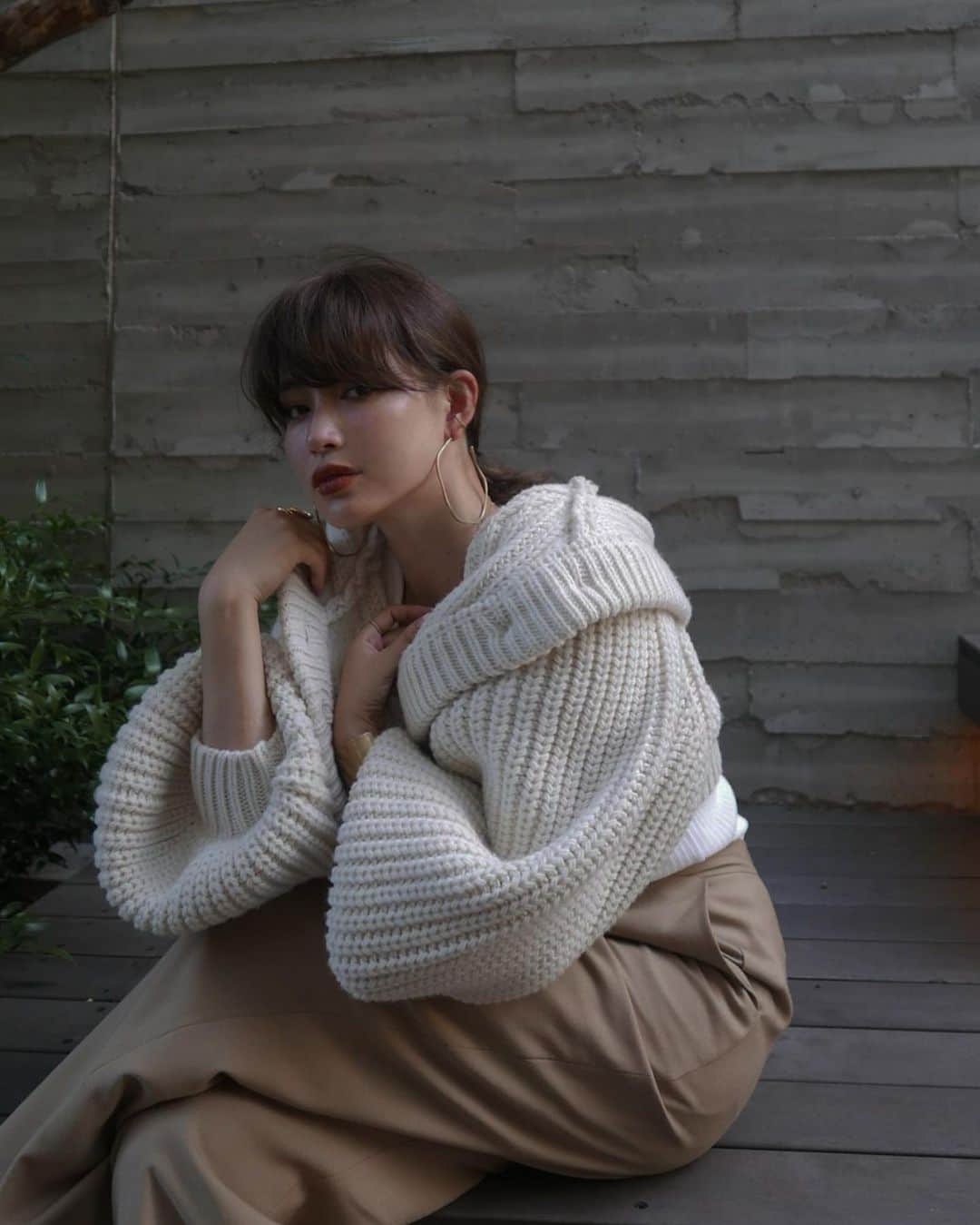 JUNNAのインスタグラム：「先行受注でもご好評いただいた @etretokyo  #フーディーニットショートボレロ 🧶  9月10日発売 (今回がラストの入荷です)  ニットとメイクの関係... 秋はリップも深め  ニットに合わせるならヘルシーで軽い健康的な肌  美容オイルが心地よく肌に溶け込む @etvos.jp の スキンケアベースがとーっても好み◎  スキンケアなのにベースメイク😳  見た目白浮きするのでは？ と疑ったけど、肌に乗せたらクリアに！ 好き。この感じ。 肌がしっかり潤ってパーンとハリ 肌が元気見え  乾燥していると肌が元気なく見えるから これはとてもよい  4枚目の艶ハイライト これも凄く好きな使用感 肌が内から光るような... 白浮きしない、自然な艶  発色が良くて今気分の 赤みブラウンのグラデーションが簡単に叶う ミネラルクラシックシャドー "ヴィンテージグリッター" 早速ポーチにIN  リップは　@addictionbeauty_official 010に @etvos.jp のグロススパークルセピアを重ねました  チーク/ @celvoke.jp #カムフィーブラッシュ 06  深みのあるブラウンリップ オフホワイトのニットに合う  【新作発売スケジュール】 📍ルミネ新宿店　毎週木曜日　新作入荷 📌ETRÉ TOKYO  毎週木曜日19:00 📌ZOZOTOWN  毎週金曜12:00 📌ELLESHOP  毎週土曜8:30  ETRÉ TOKYOの秋服はこのハッシュタグで見られるよ  #2020ETRE_AW  #ニット #秋服 #etvos #アディクション#メイク #コスメ #秋 #秋メイク#セミロング#ヘアスタイル#ヘア#ファンデ#エトヴォス#etretokyo#celvoke#セルヴォーク」